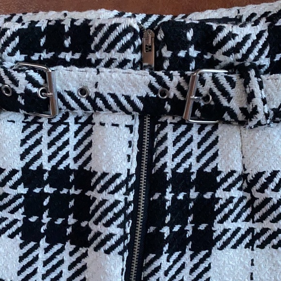 Black and white tweed skirt. Perfect for fall and winter. Size small. - Picture 3 of 4